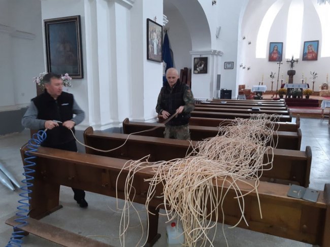 У костелі в Рожищі чоловік із Закарпаття будує орган: треба підмога. ФОТО