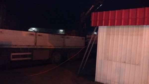 Демонтаж кіосків на автостанції: муніципалів підвела техніка. ФОТО