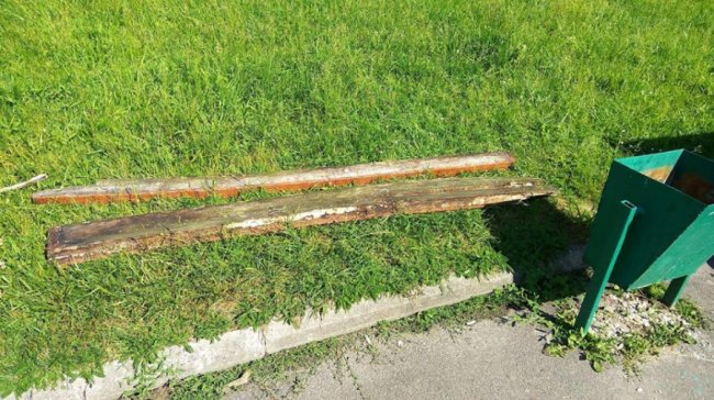 У Володимирі невідомі поламали лавку. ФОТО