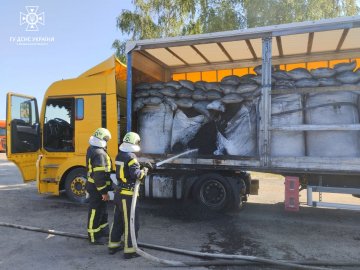 На Волині загорілися мішки у вантажівці. ФОТО
