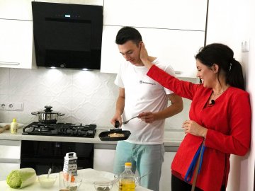 Що робили на кухні волинський ведучий з кумою Дзідзя. ВІДЕО