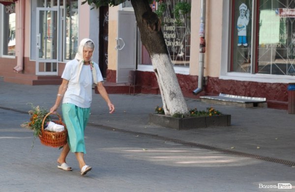 Чимало людей скористалися можливістю освятити кошики, не дочекавшись завершення служби