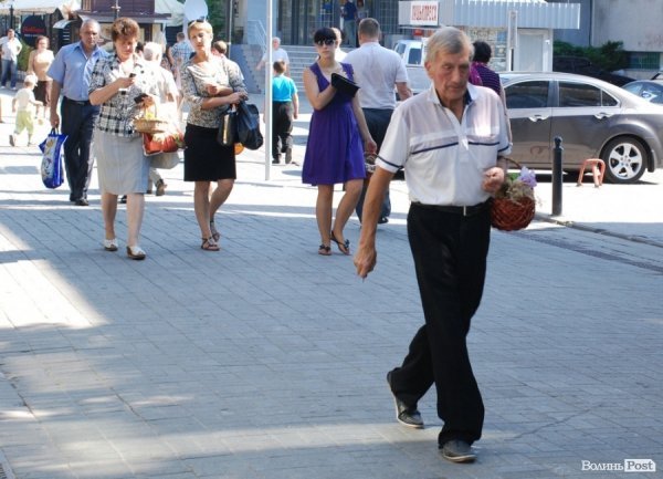 Чимало людей скористалися можливістю освятити кошики, не дочекавшись завершення служби