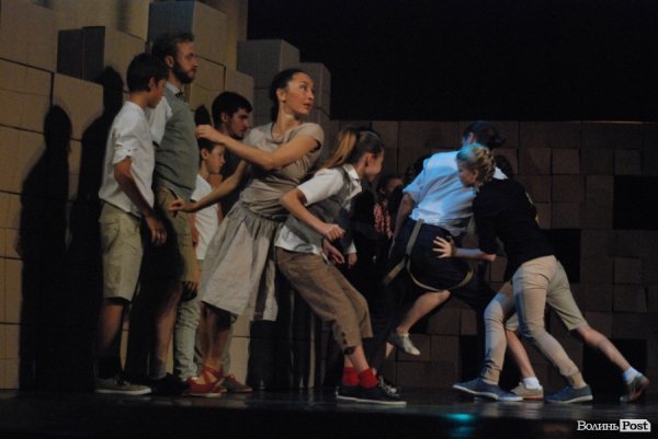 У Луцьку показали танцювальний перформенс «Дім». ФОТО