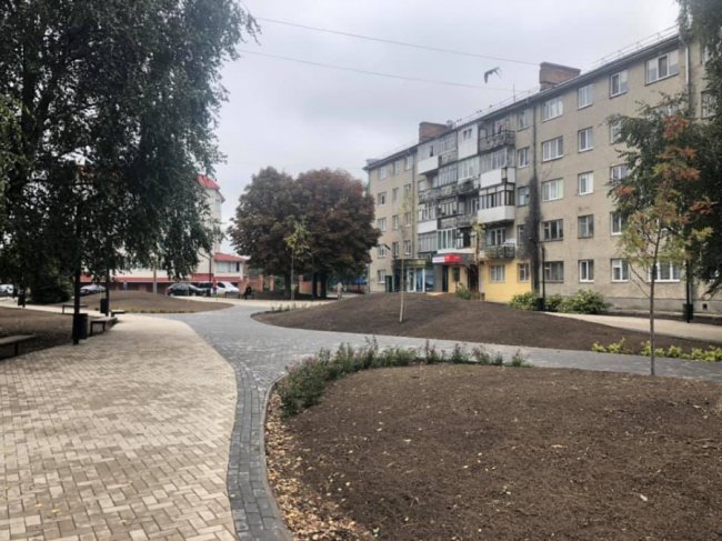 У Луцьку озеленюють новий сквер на проспекті Волі. ФОТО