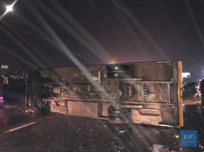 У Нововолинську зіткнулася автівка та маршрутка з пасажирами: є постраждалі. ФОТО