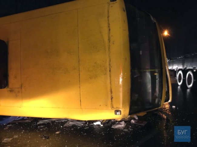 У Нововолинську зіткнулася автівка та маршрутка з пасажирами: є постраждалі. ФОТО