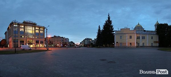 О пів на п'яту на центральному майдані - ні душі