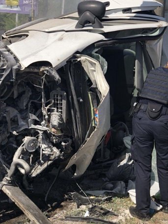 Жахлива аварія у Дніпрі: фура пошкодила 13 автівок. ФОТО