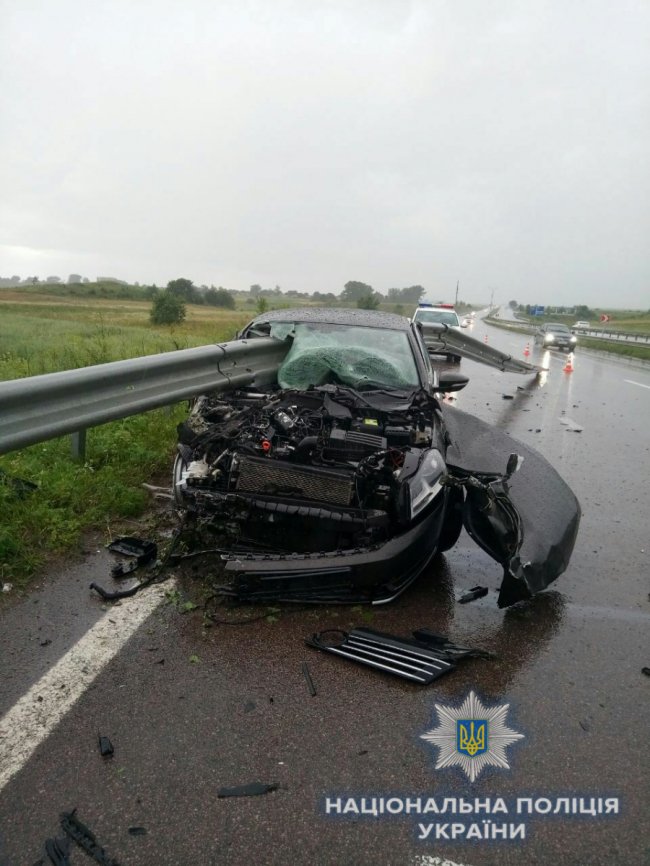 На трасі «Київ-Чоп» автомобіль влетів у відбійник: водій загинув. ФОТО