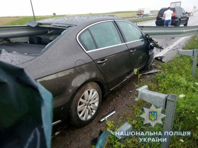 На трасі «Київ-Чоп» автомобіль влетів у відбійник: водій загинув. ФОТО