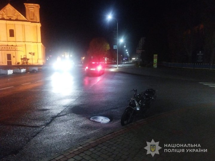 На Волині неповнолітня на мотоциклі збила пішохода. Обоє в лікарні