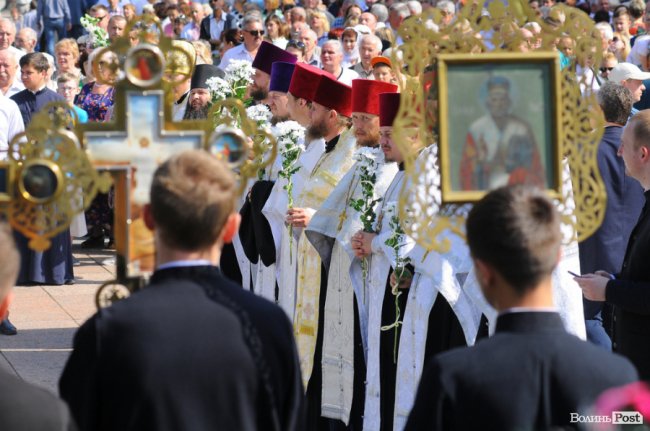 З маками і трояндами: у Луцьку відзначили річницю перемоги над нацизмом. ФОТО