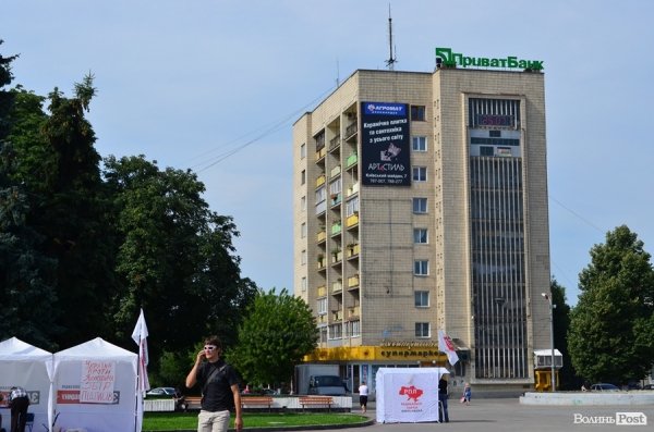 Лучанам на голову валиться будинок. ФОТО
