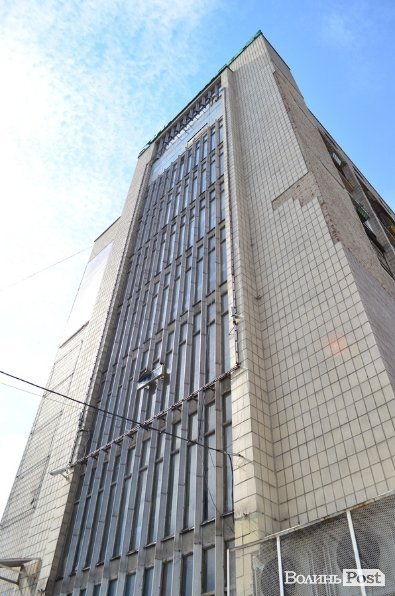 Лучанам на голову валиться будинок. ФОТО