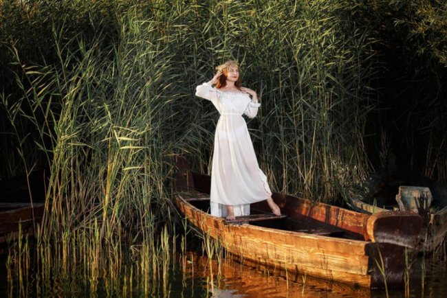 Озерна еротика: спокусливі красуні позували на Світязі. ФОТО