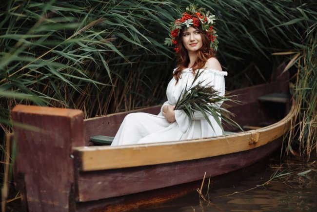 Озерна еротика: спокусливі красуні позували на Світязі. ФОТО