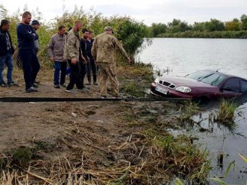 На Одещині автомобіль впав у річку: водій загинув. ФОТО