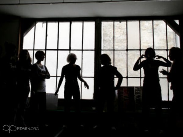 FEMEN показали, як готуються до своїх акцій. ФОТО