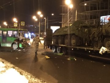 Харків: маршрутка влетіла в причеп з бронетехнікою