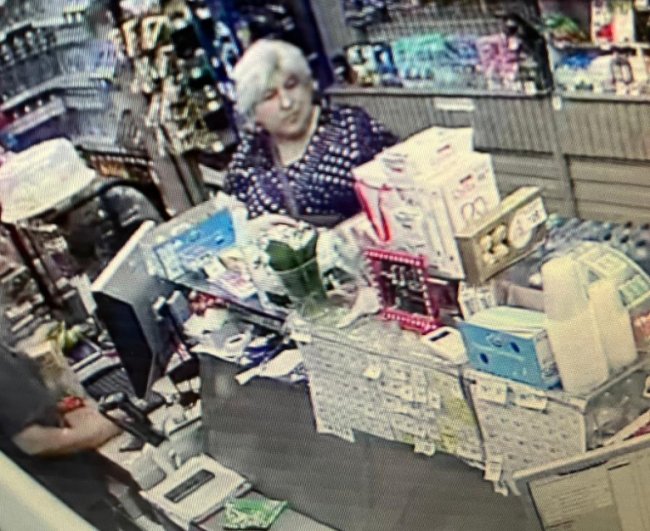 Можуть бути причетні до злочинів у Луцьку: поліція встановлює особи неповнолітніх хлопців та жінки. ФОТО