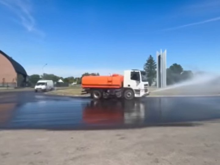 Дороги Волині поливають від спеки водою