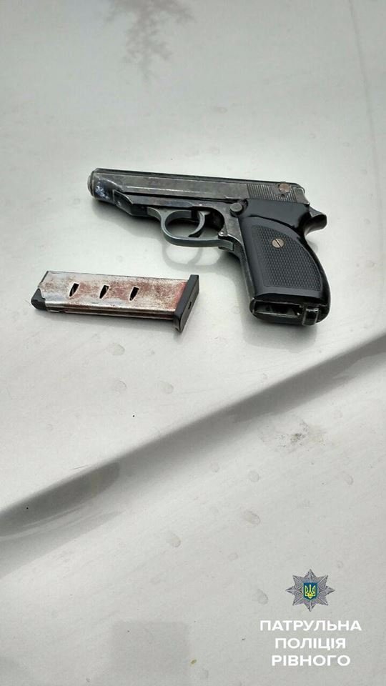 Дитина за кермом, наркотики, пістолет: як у Рівному затримували порушників