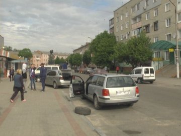 У місті на Волині невідомі порізали шини 14 автівок. ФОТО