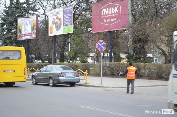 У Луцьку «Автомайдан» вчив водіїв паркуватися. ФОТО