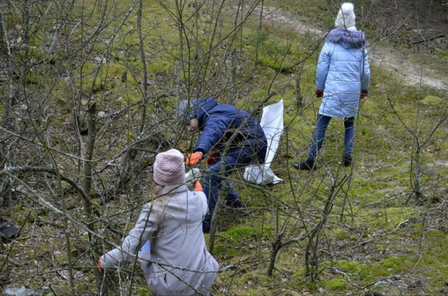 Школярі зібрали 20 мішків сміття біля шацького озера. ФОТО