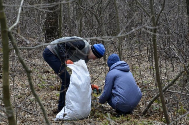 Школярі зібрали 20 мішків сміття біля шацького озера. ФОТО