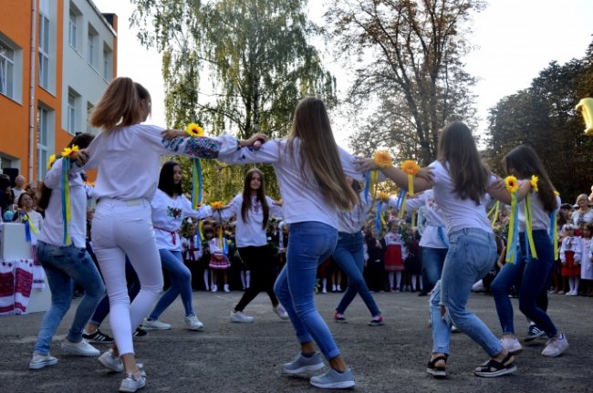 Кульки, бантики і квіти: як луцька школа №1 святкувала перше вересня. ФОТО