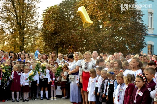 Кульки, бантики і квіти: як луцька школа №1 святкувала перше вересня. ФОТО
