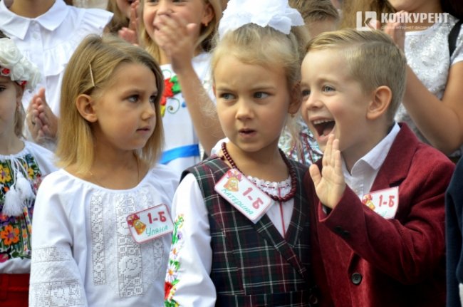 Кульки, бантики і квіти: як луцька школа №1 святкувала перше вересня. ФОТО