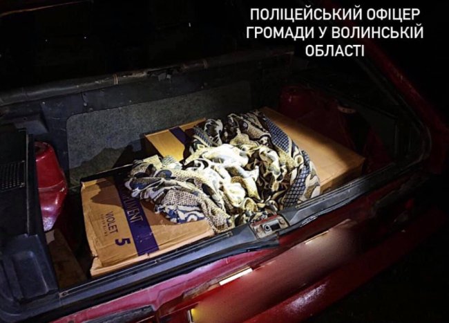 На Волині зупинили ВАЗ, в багажнику якого знайшли контрабандні сигарети. ФОТО