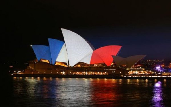 Світ у французьких кольорах. ВІДЕО. ФОТО