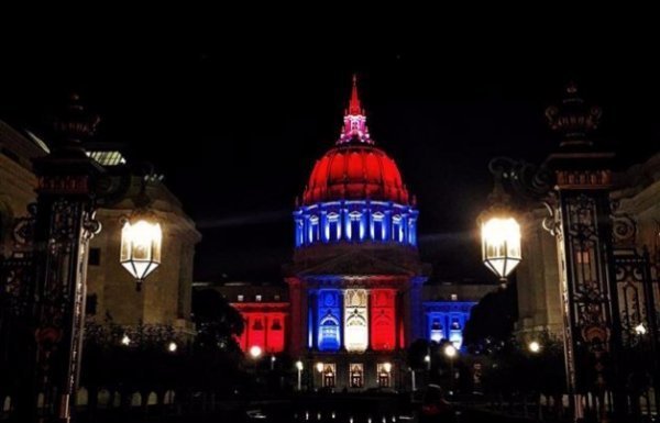 Світ у французьких кольорах. ВІДЕО. ФОТО