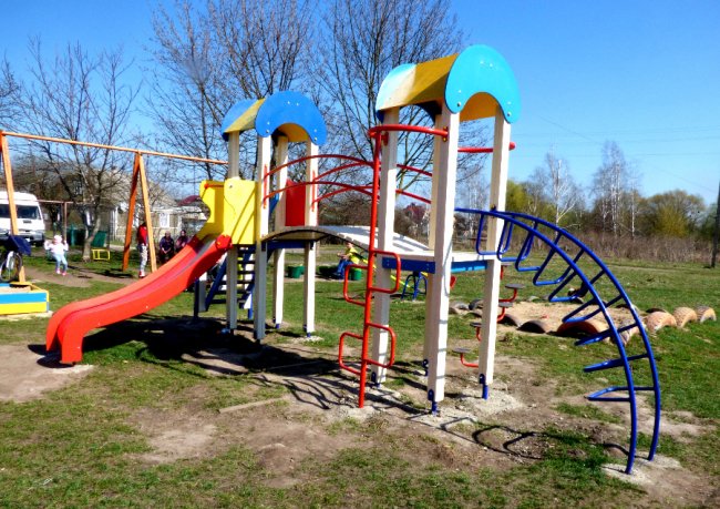 У селах трьох районів на Волині відкрили 66 дитмайданчиків