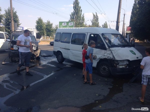 ДТП у Луцьку: дорогу не поділили бус та позашляховик. ФОТО