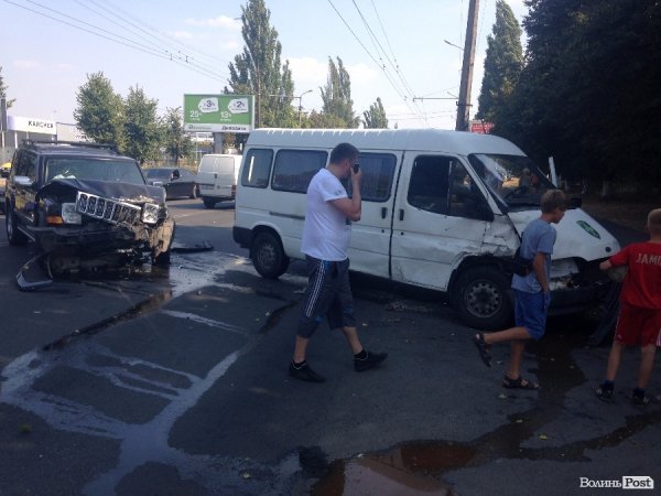 ДТП у Луцьку: дорогу не поділили бус та позашляховик. ФОТО