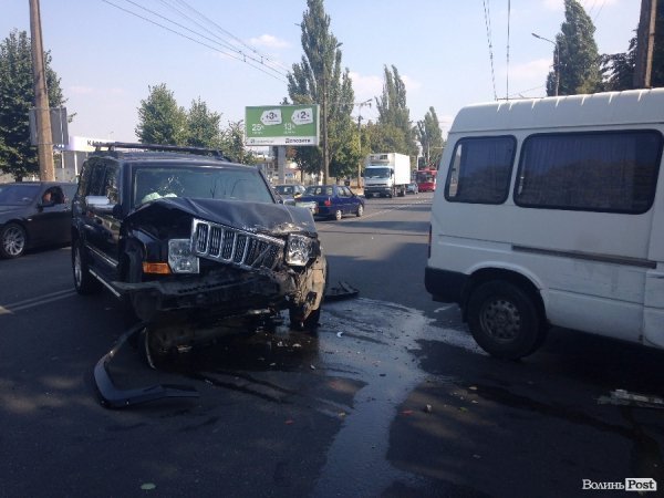 ДТП у Луцьку: дорогу не поділили бус та позашляховик. ФОТО