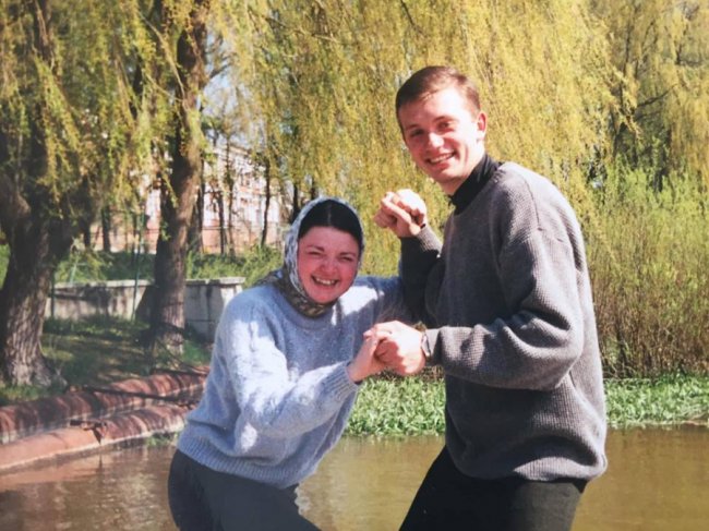 Волинський священик зворушив мережу архівними фото з коханою