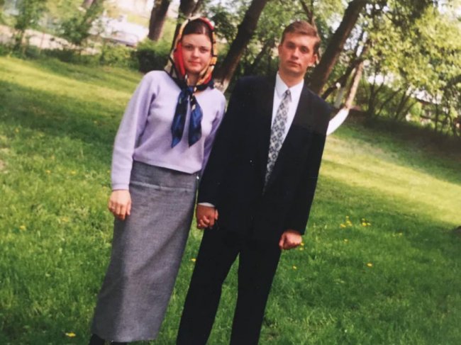 Волинський священик зворушив мережу архівними фото з коханою