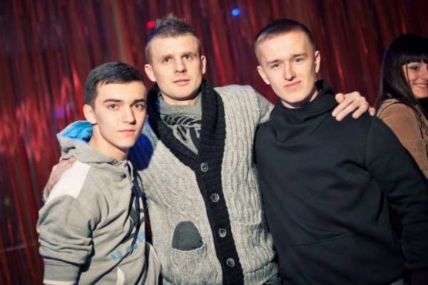 Володимир Аржанов (по центру) прийшов на паті у теплому джемпері 