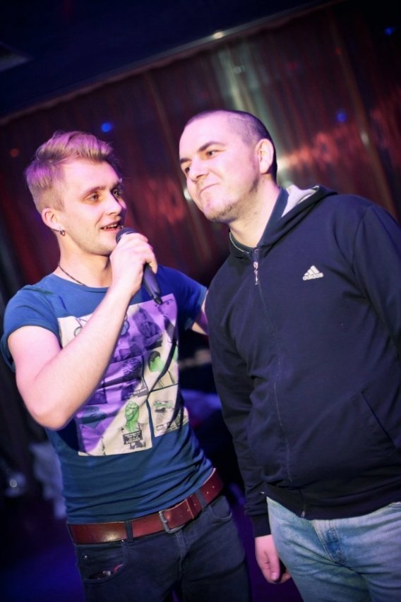 Ведучий-блондин Олексій Курбан має нову зачіску