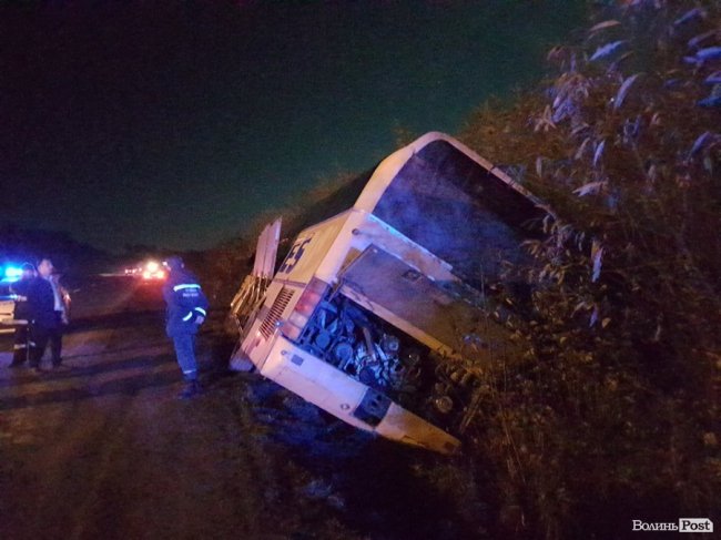 Під Луцьком автобус з пасажирами злетів у кювет. ФОТО
