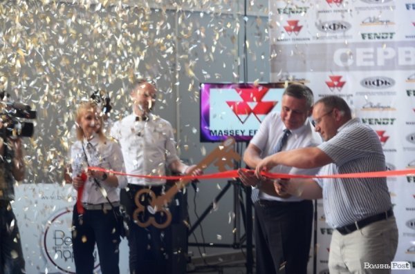 Піджейки на тракторі - як «ВФК» відкривала сервісний центр. ФОТО