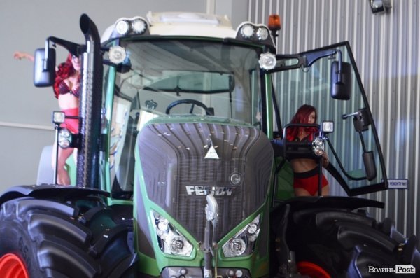 Піджейки на тракторі - як «ВФК» відкривала сервісний центр. ФОТО