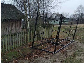 У районі на Волині понищили нещодавно встановлені контейнери для сміття. ФОТО