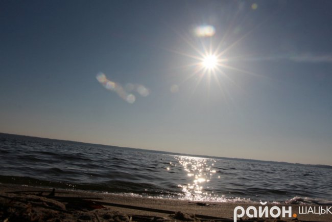 Сонячна осінь на волинському озері. ФОТО